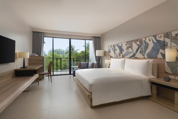 Le Meridien Phuket Mai Khao Beach Resort