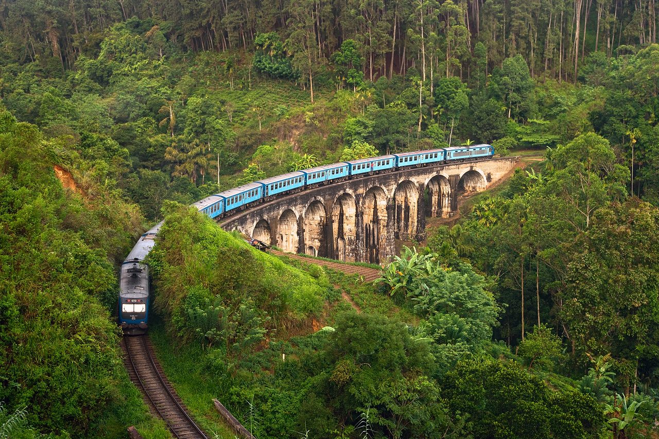 Поездка на поезде от станции Демодара до Хапутале. Шри-Ланка